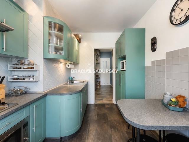 Na sprzedaż przestronne 4 pokojowe mieszkanie 77 m² w Krakowie