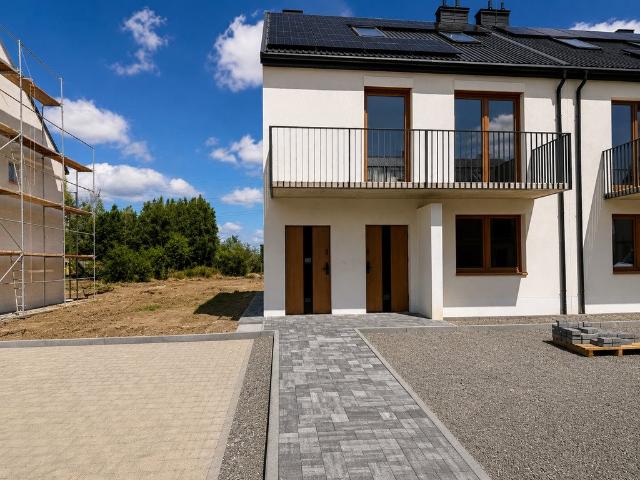 Na sprzedaż 3 pokojowe mieszkanie z dużym ogrodem 140 m²