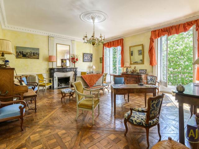 NANTES CATHEDRALE APPARTEMENT FAMILIAL DE CARACTERE