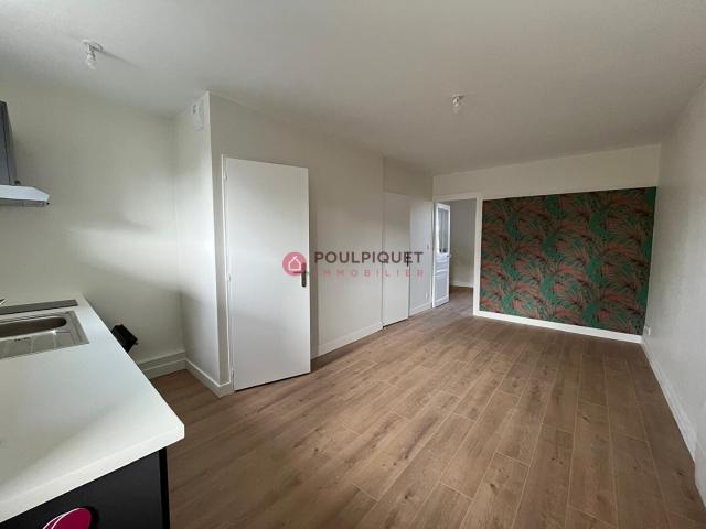 NANTES Appartement T2 rénové Place Zola Vue dégagée | Poulpiquet Immobilier