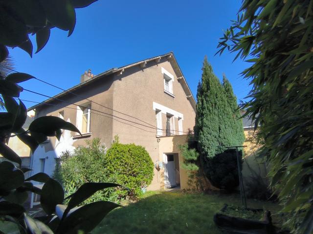 Nantes Doulon. Ancienne de 5 chambres avec un triple garage. 486 000 € HAI