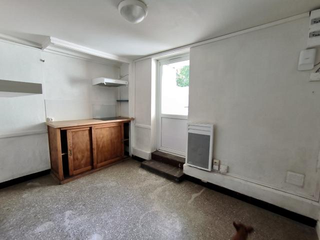 Nantes Saint Jacques. Maison avec cour bien exposée. 133 000 € FAI