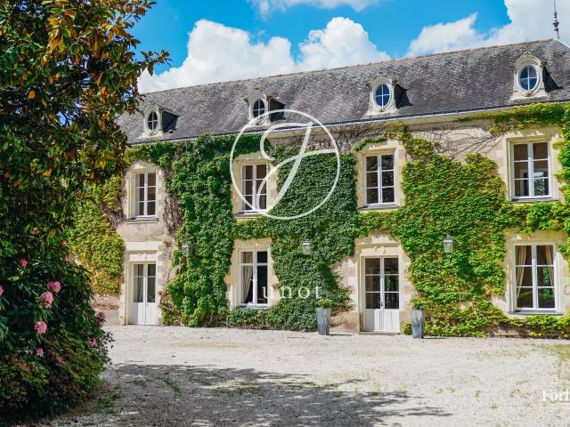 Nantes sud – Magnifique folie nantaise 423m² habitables sur 5 hectares 5 Chambres Piscine & tennis