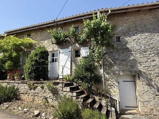 Nanteuil En Vallée. Très Jolie Maison De Vacances