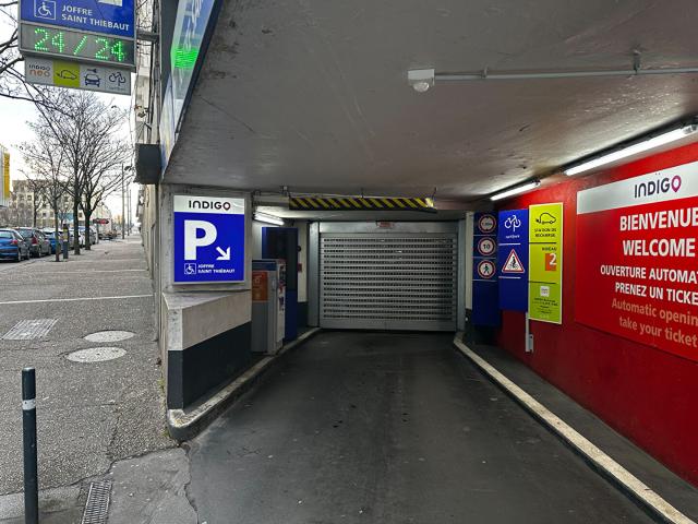 Nancy Vente Parking / Garage 54