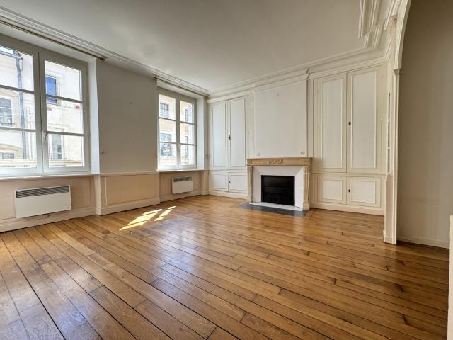 NANCY / CENTRE VILLE F4 DE CARACTERE 104M2 + CAVES