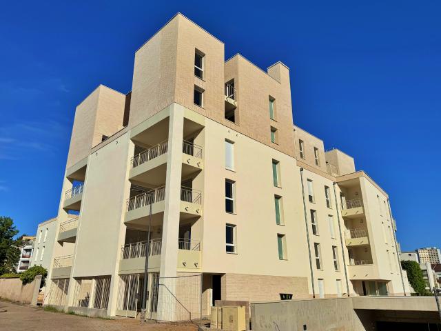 NANCY / QUAI DE LA BATAILLE: LUMINEUX APPARTEMENT T1 AVEC TERRASSE EN RÉSIDENCE NEUVE