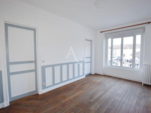 NANGIS CENTRE VILLE, APPARTEMENT 2 PIECES 36 M² ENVIRON, 1ER ETAGE 715 EUR CHARGES COMPRISES DONT EAU ET CHAUFFAGE