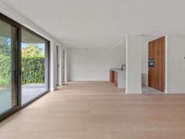 Nabij het centrum van Brasschaat: ruime luxueus afgewerkte g