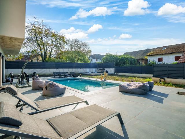 Nachbarland Frankreich, Neue freistehende Villa mit Swimmingpool