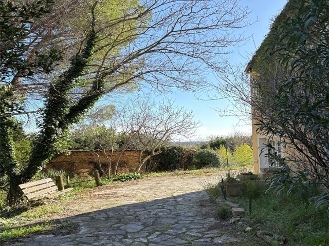 Nages et Solorgues,proche Nîmes, villa et grand terrain arbo. 90m² Nages et Solorgues