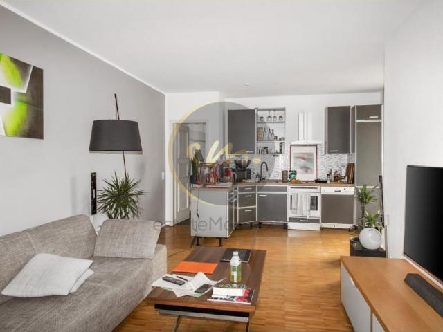 Nähe Mediaspree: Helle, moderne 2 Zimmer Altbauwohnung mit Westbalkon, mögliche Bruttorendite 4,10 %