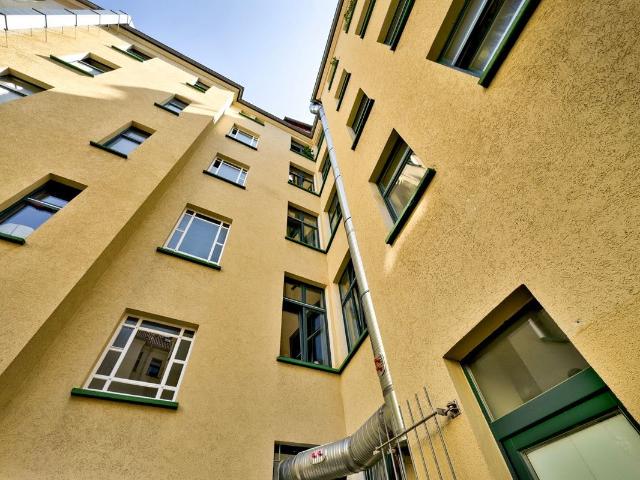 Nähe Boxhagener Platz und Mercedes Benz Arena: Effiziente 2 Zimmer Wohnung Balkon & Tageslichtbad