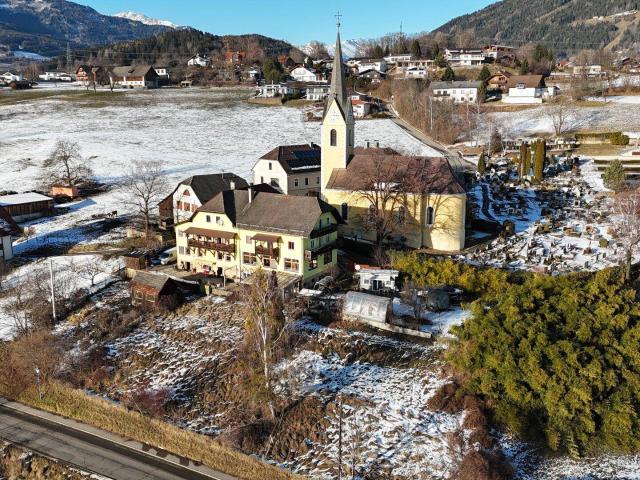 Nahe Seeboden am Millstätter See: Großzügiges Mehrparteienhaus. 260 m² Ausbaureserve. Investment mit Perspektive