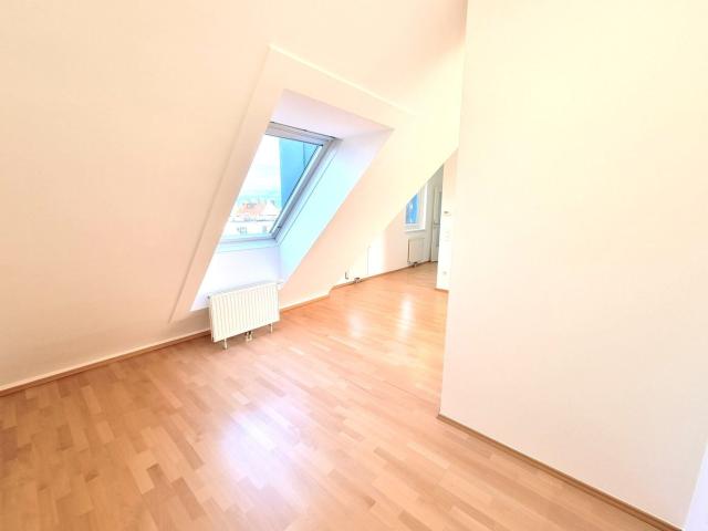 Nähe U1 Station | Klimatisierte Dachgeschosswohnung mit tollem Wienblick zu vermieten