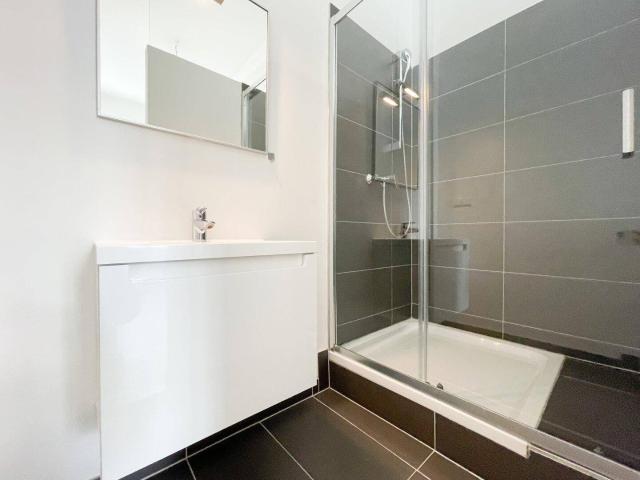 NAHE WESTBAHNHOF & MARIAHILFER STRASSE: helle Altbauwohnung mit hofseitigem Schlafzimmer u. neuem Bad