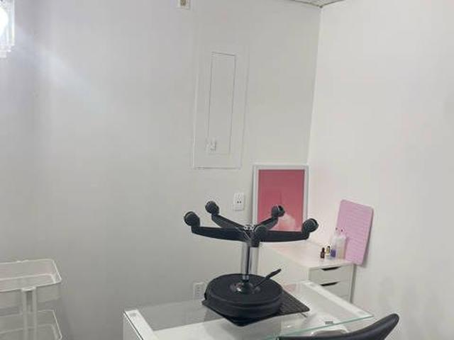 NAIL SPACE BEAUTY SPACE FOR RENT