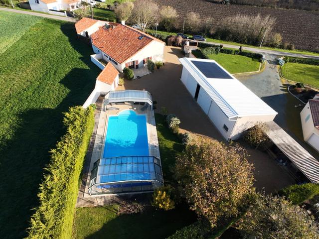NALLIERS 85370 CALME ABSOLU AUTHENTIQUE FERME RENOVEE AVEC PISCINE HANGAR ET DEPENDANCES SUR 2622M²