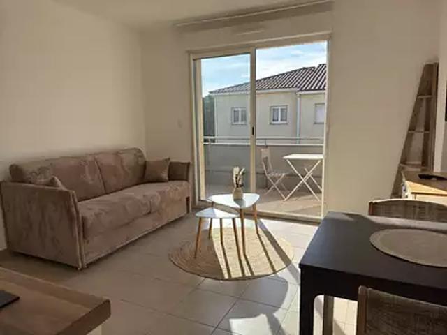 Narbonne 11100 Location appartement 1 pièce t1 au dernier étage terrasse