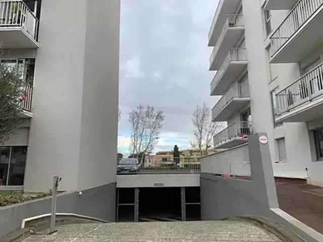 Narbonne 11100 Location parking