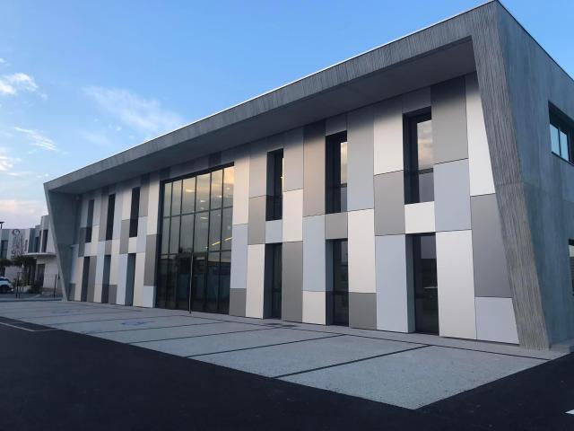 Narbonne, Croix Sud, superbe local à étrenner 75.76M2