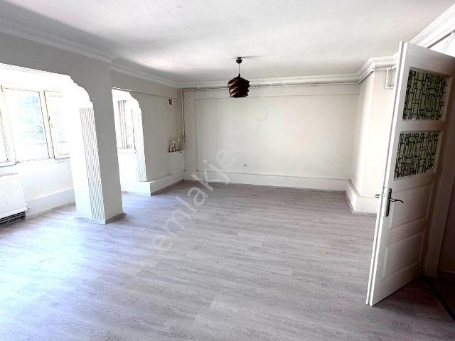 Çınar'da Asansörlü Doğalgazlı Çift Balkonlu 2+1/110m2 Daire 2.450.000 Tl
