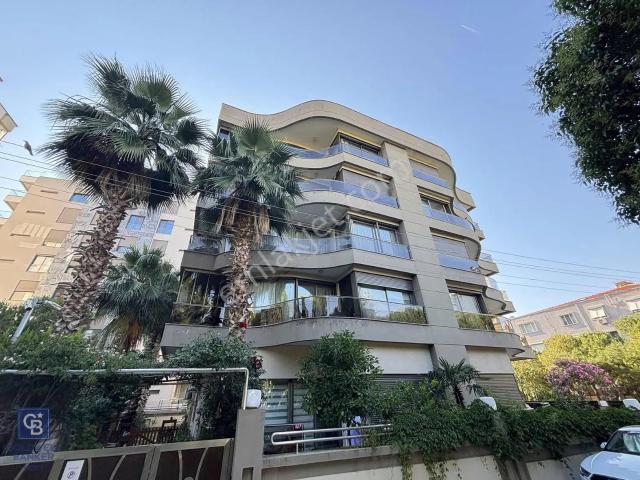Narlıdere Ilıca Mahallesinde Havuzlu Satılık Lüks Daire