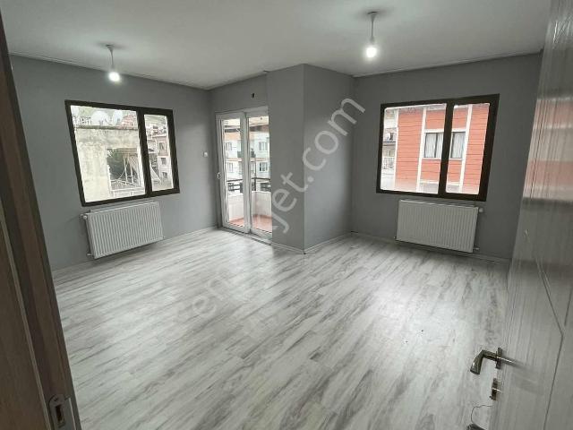 Narlıdere Mithatpaşa Caddesinde Geniş Bakımlı 2+1 Daire