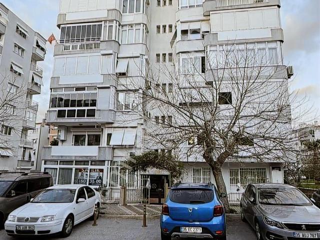 Narlıdere'de Bahçe Katı 3 Cepheli Satılık Daire