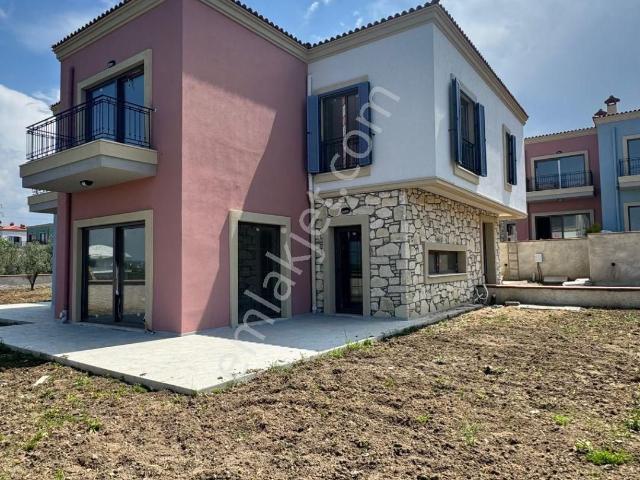 Çınarlı Site İçerisinde 5+1 Sıfır Satılık Villa