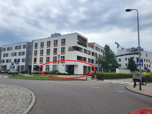 Narożny lokal 113m2 z witrynami, podział, blisko usług
