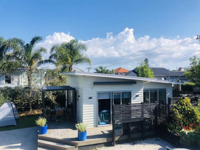 narrow neck, 2 bedrooms