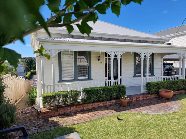 narrow neck, 3 bedrooms