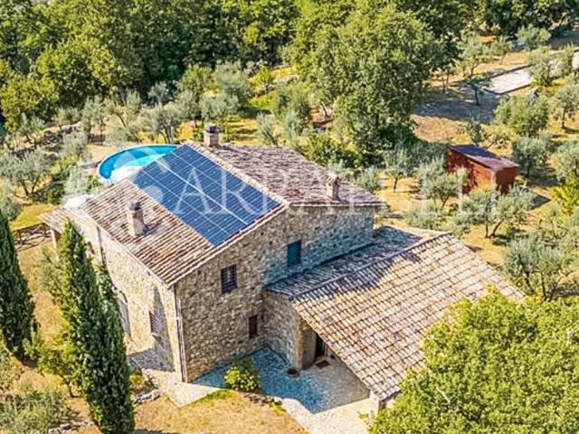 Nascosta tra le colline verdi dell'Umbria, si propone in ven. 303m² Montecchio