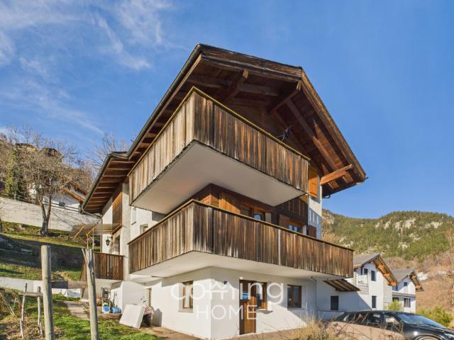 Gepflegtes 5.5 Zimmer Chalet in Mund mit zwei Cheminées, Garten und Bergsicht sonnige Lage, vier Bauparzellen W2
