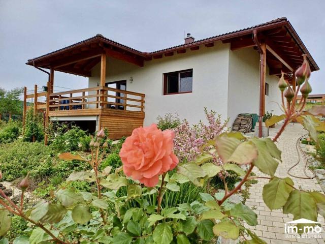 NATUR PUR Neuwertiger BUNGALOW GROSSER GARTEN mit SCHWIMMTEICH CARPORT HOCHWERTIGE AUSSTATTUNG RUHELAGE FERNBLICK BARRIEREFREI