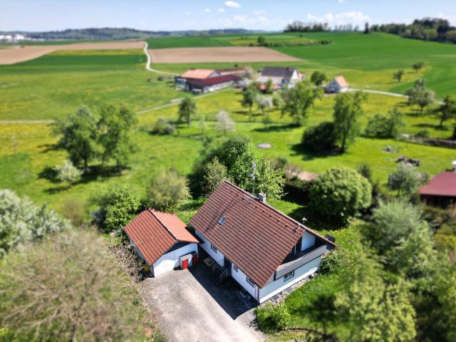 Natur pur! Zweifamilienhaus mit großem Grundstück in naturnaher Ortsrandlage für Familien