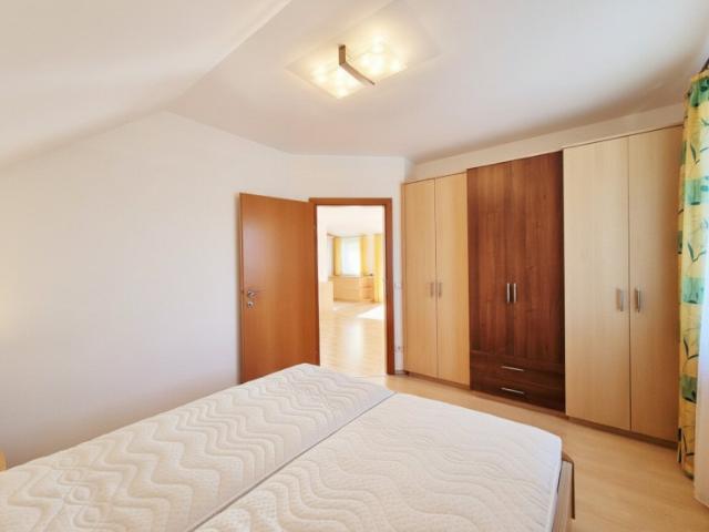 Naturnahes Wohnen mit exklusivem Extra: Schwimmteich in der Anlage