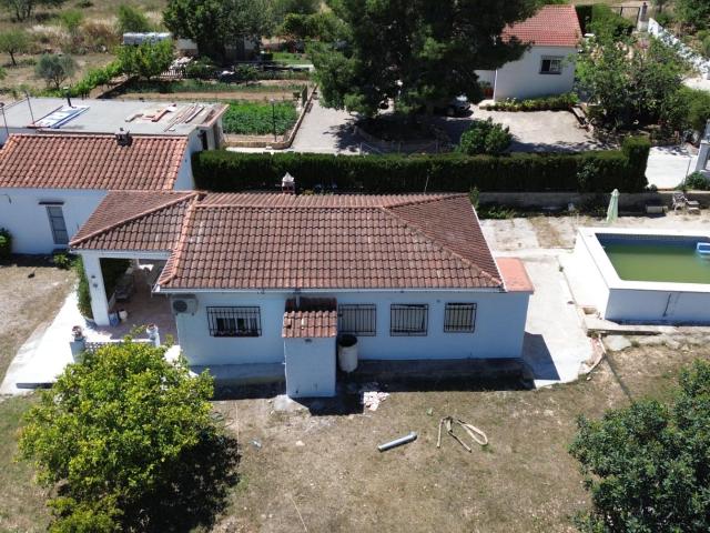 Naturaleza, privacidad y amplitud en este chalet con piscina en Vilamarxant