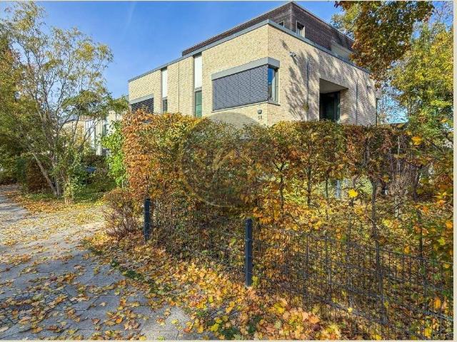 Naturverbundene Lage mit guter S Bahn Anbindung, modern und massiv errichtet, Erdwärmeheizung.