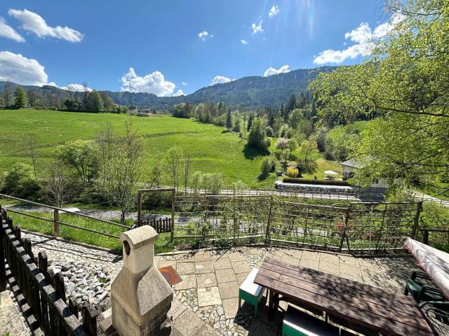 Naturverbundenes Haus mit Bergblick ins Grüne und Stalleinrichtung