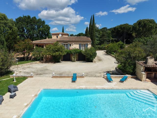 Nathalie Sinard vous présente en Exclusivité cette Propriété. 335m² Suze la Rousse