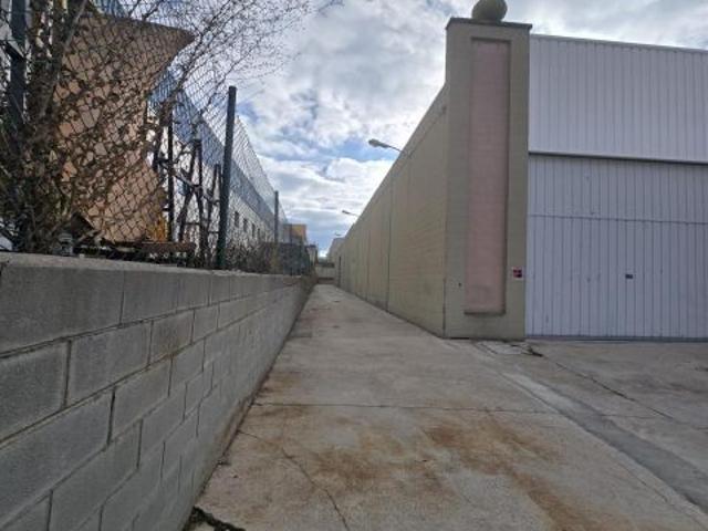 NAU INDUSTRIAL PER LLOGAR A MANRESA