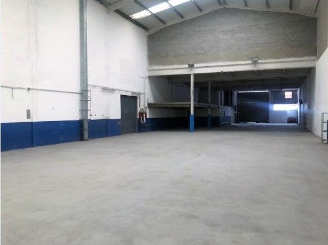 Nave adosada en polígono industrial