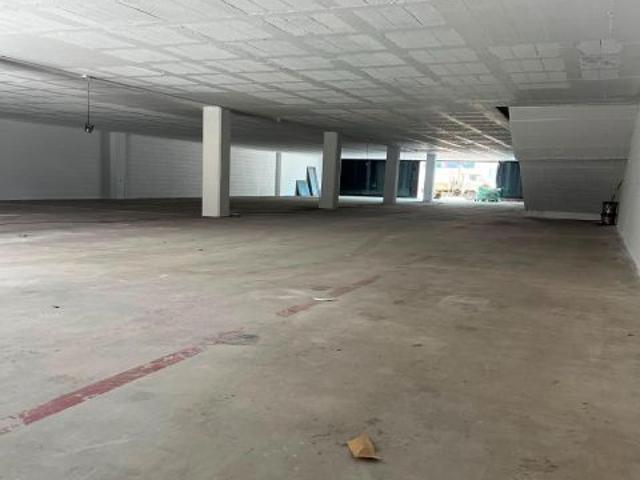 NAVE COMERCIAL CON PLANTA ALTILLO EN SANT FRUITOS DE BAGES DE 1.100 M2