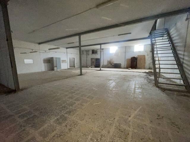 Nave comercial en venta en Lucena