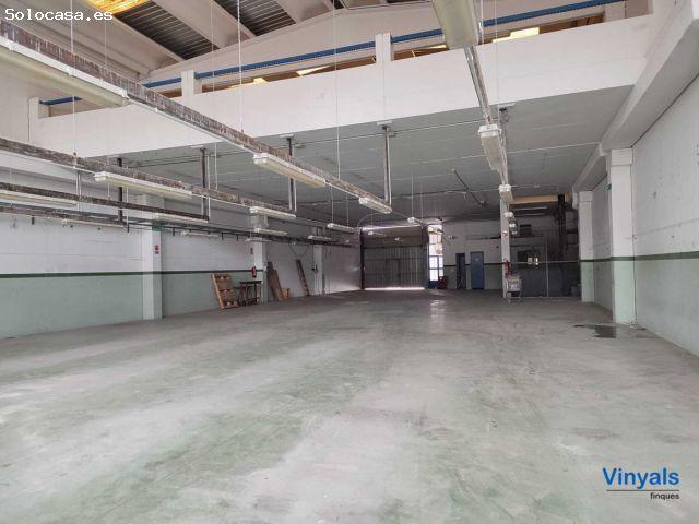Nave con altillo, oficinas y patios privados!