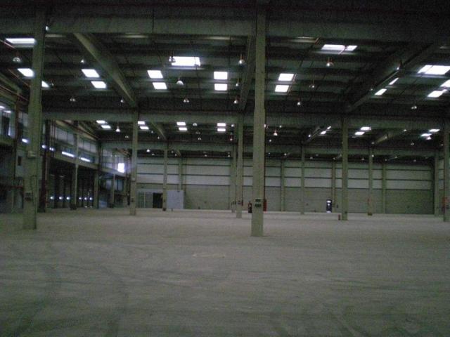 NAVE CON MUELLES EN SEVILLA
