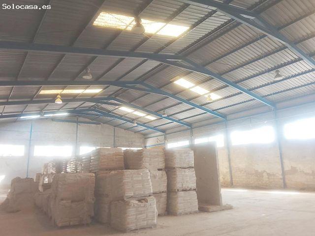 Nave de 4.400 m2 en parcela de 22.000 m2 en carretera de Alicante, al lado del aeropuerto