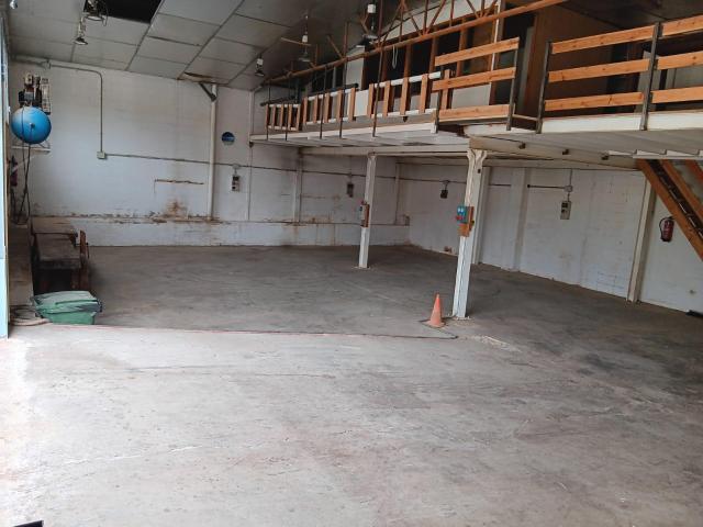 NAVE DIAFANA CON ALTILLO EN SANT LLORENÇ SAVALL